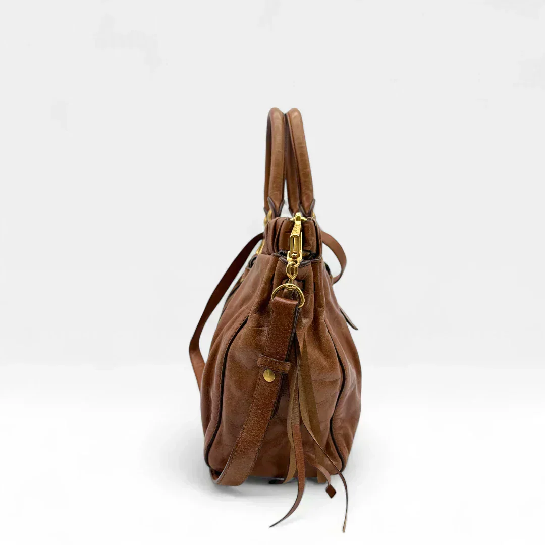 🔥 Pre-owned Miu Miu handbag Vitello Lux with shoulder strap made of dark brown leather 🔥