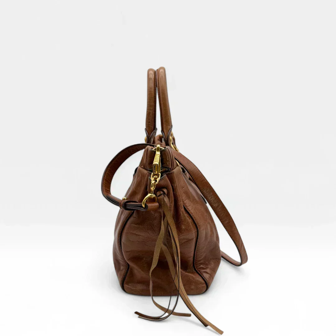 🔥 Pre-owned Miu Miu handbag Vitello Lux with shoulder strap made of dark brown leather 🔥