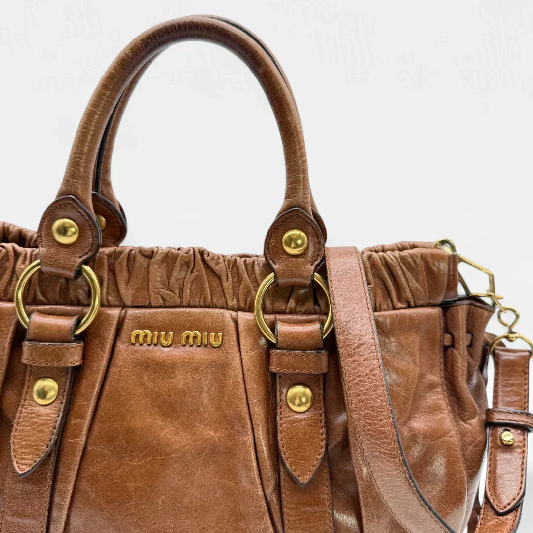 🔥 Pre-owned Miu Miu handbag Vitello Lux with shoulder strap made of dark brown leather 🔥
