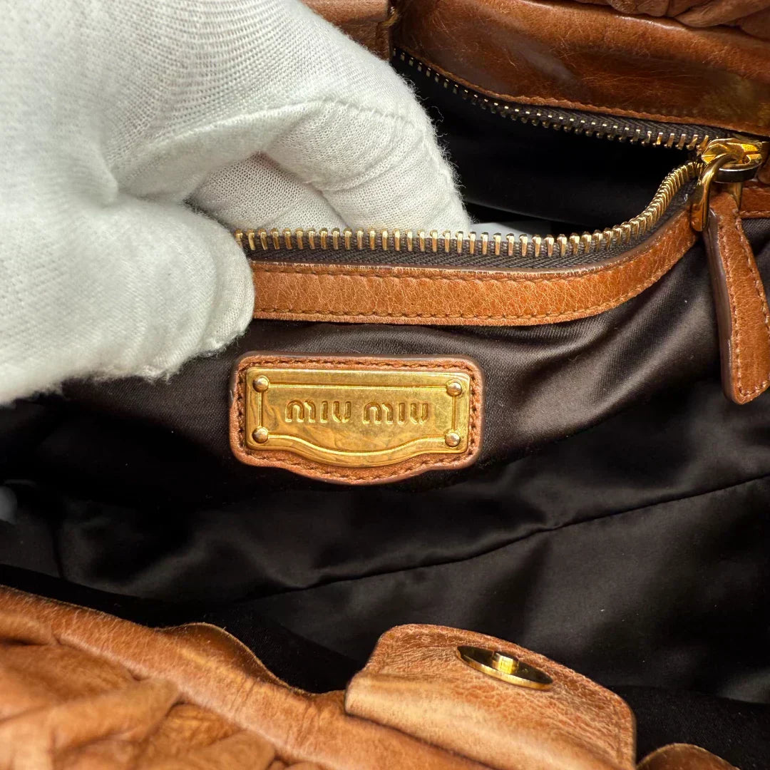 🔥 Pre-owned Miu Miu handbag Vitello Lux with shoulder strap made of dark brown leather 🔥